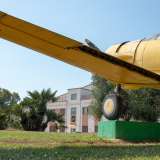 ...di fronte al quale fa bella mostra di s� un aereo da addestramento...